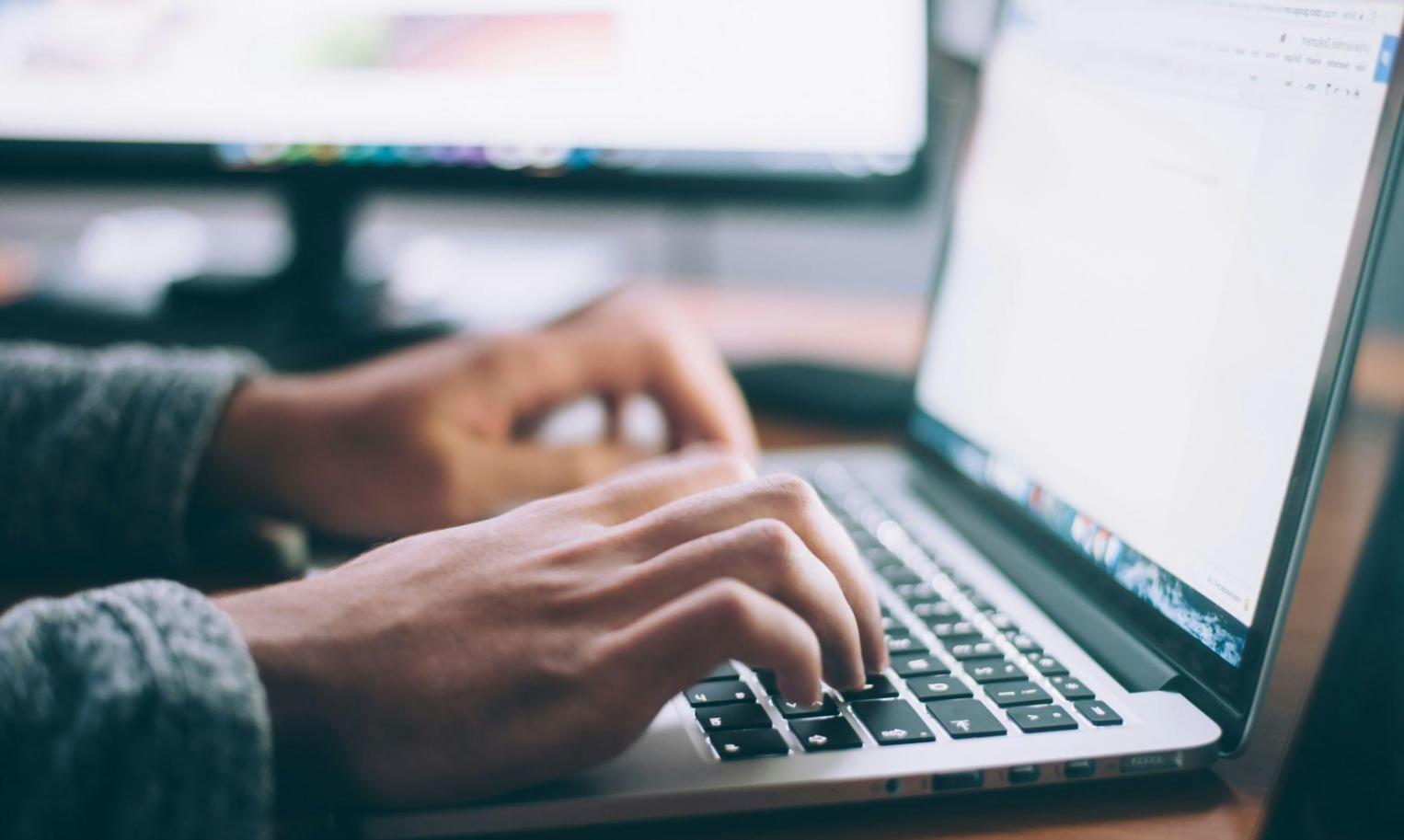 Sesión de trabajo en equipo analizando estrategias de negociación